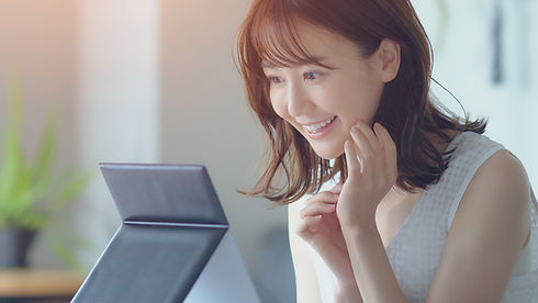 自宅で口元を確認する女性