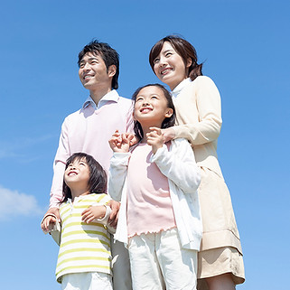 見上げている笑顔の家族
