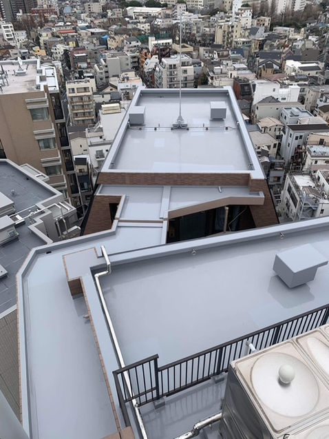 上空から見た防水工事後のマンションの屋上