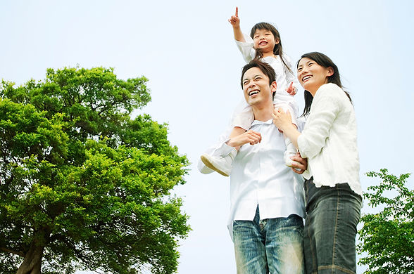 娘を肩車している笑顔の家族