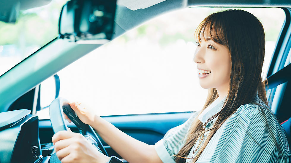 車を運転する笑顔の女性