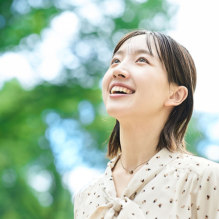 笑顔の見上げる女性