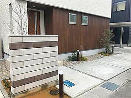 玄関前の駐車場と庭