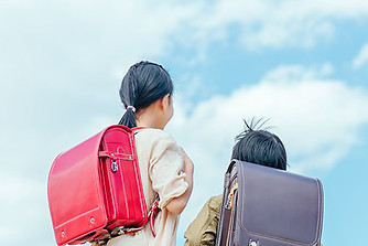 ランドセルを背負った男女の小学生