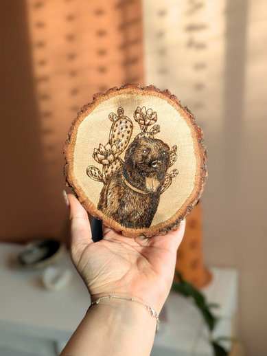 portrait de chien et d'un figuier de barbarie en pyrogravure.