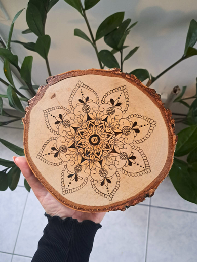 Réalisé pour Angèle, un joli mandala dessiné et gravé intuitivement. Rondin D18cm.