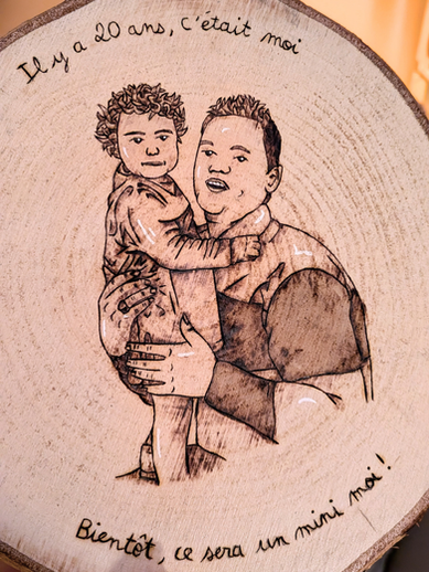 portrait pyrogravé pour annonce grossesse