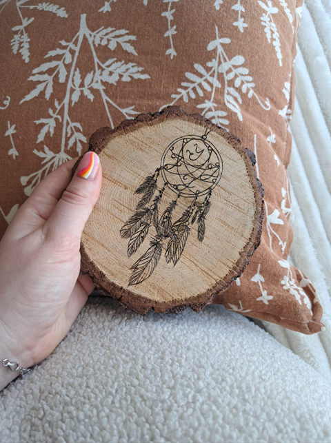 pyrogravure d'un attrape rêve personnalisé avec les initiales des enfants