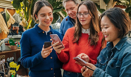 Bir sosyal projede yeşil telefon tamiri anlatımı.