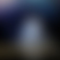 פתקים צבעוניים על שולחן עם תובנות מתוך קורס מיינדפולנס בזום.