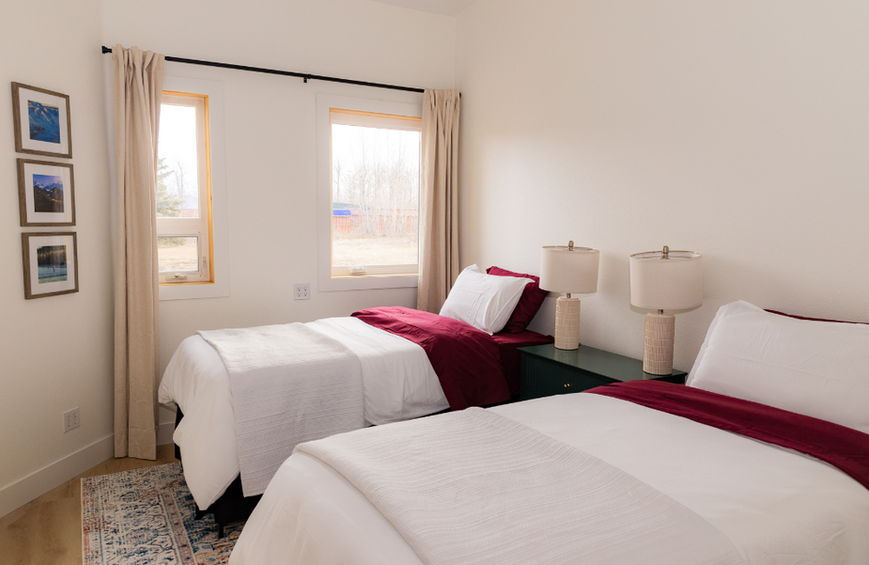 bedroom with 2 twin beds at the crown mountain house a private vacation rental in alaska