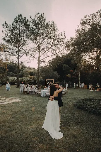 Casal de noivos de mini wedding ao ar livre no campo