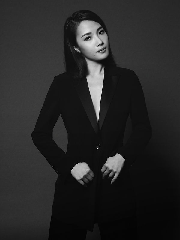 Fashion portrait | Blessing Moment Studio | Edmond Ho Photography | Hong Kong | Editorial | Magazine | Stylish | Elegant | chic | Black and white | Hong Kong Fashion Photographer
