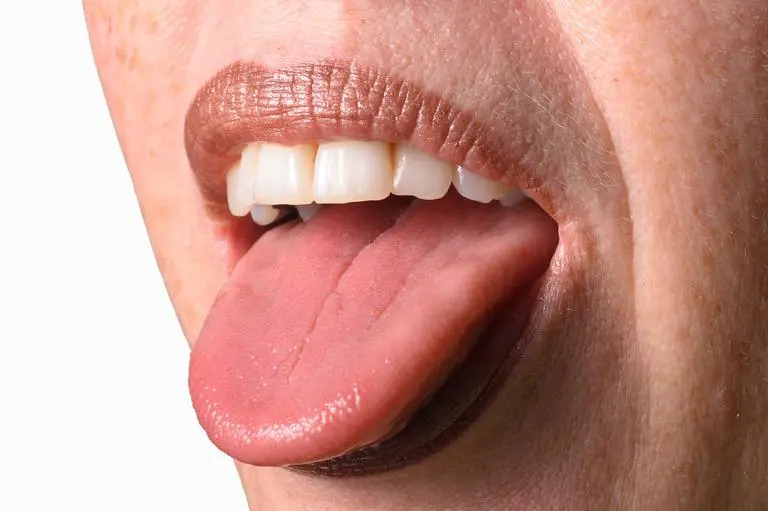 frau-streckt-zunge-raus.webp