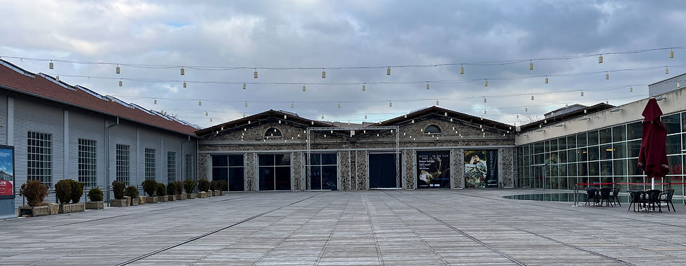 ankara’da cermodern sanat merkezi’nin avlusu, eski demiryolu bakım atölyelerinden dönüştürülmüş modern kültür ve sanat mekânı