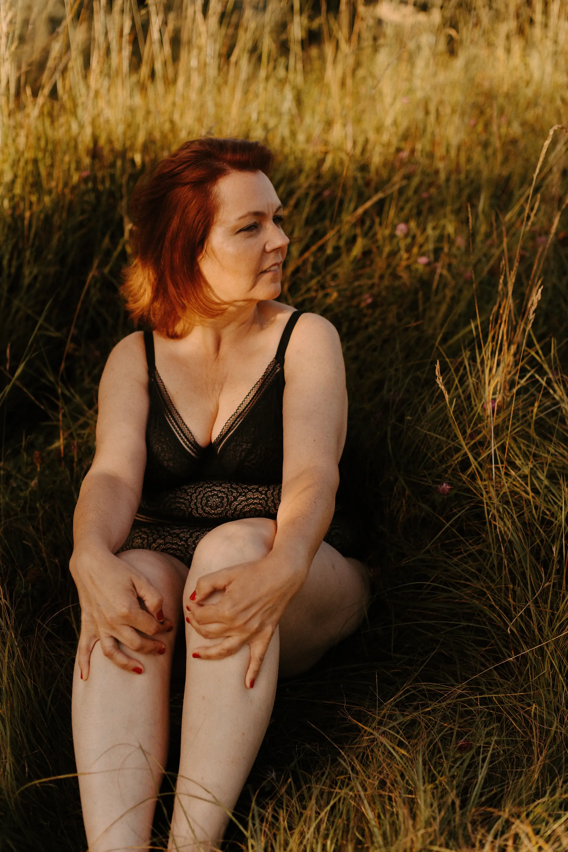 Femme rousse assise dans l'herbe, Every-Body : un projet photo puissant pour nourrir l'estime de soi.