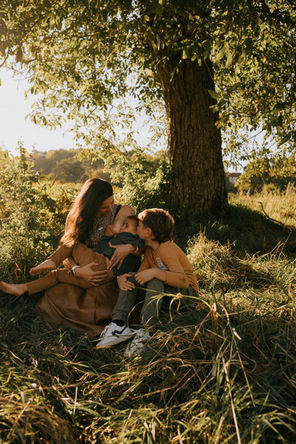 Mère et enfants sous un arbre, moments ensoleillés, photo de famille, amandine-dirand.