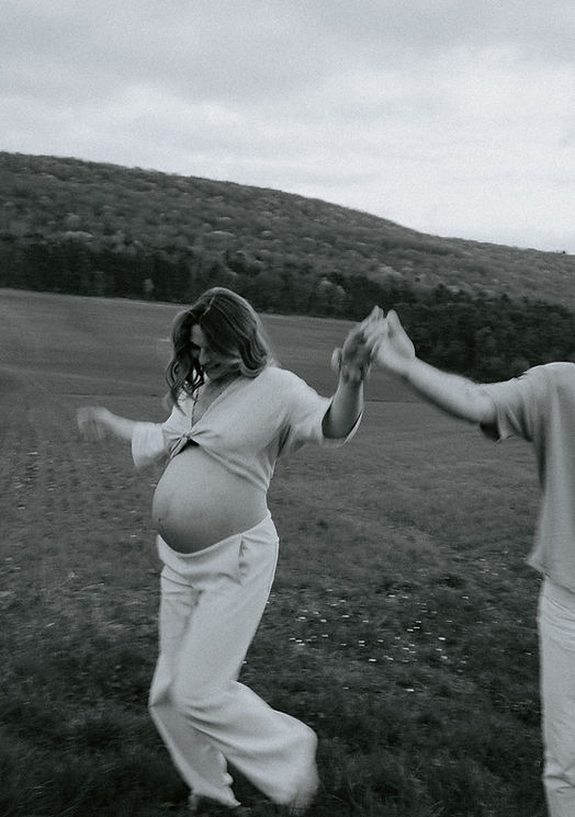 Shooting photo de grossesse, femme enceinte dansant