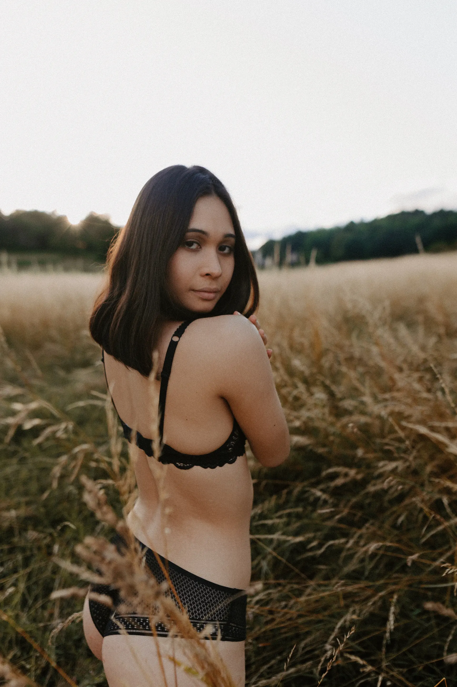 Woman in lingerie poses in a field, amandine-dirand, célébrer la femme qui devient mère.