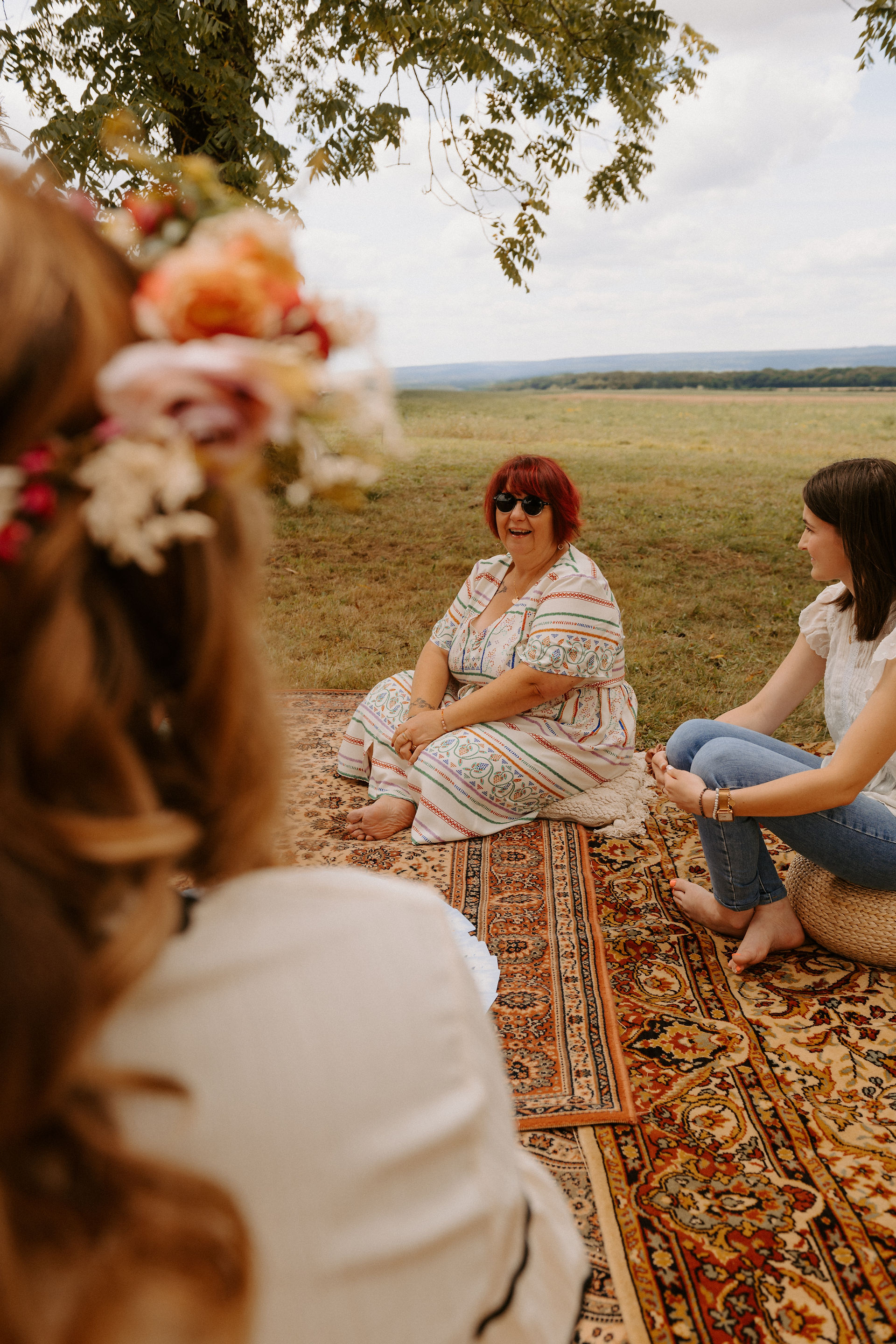 Trois femmes sur un tapis en herbe, souriantes et heureuses, amandine-dirand.