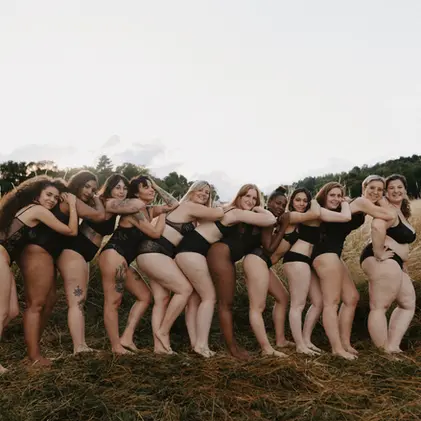 groupe de femmes toutes morphologies en lingerie dans la nature