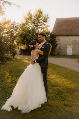 Couple mariés s'embrassant, robe de mariée, beau jour, Mariage, photographe mariage amandine-dirand.