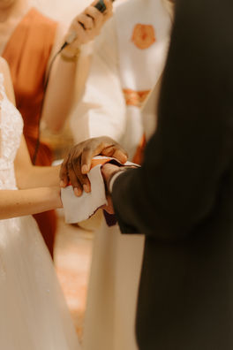 Couple échangeant les alliances, Mariage photographe mariage amandine-dirand.