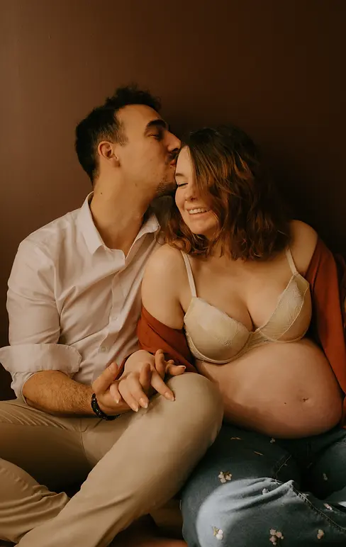 Shooting photo d'un couple enceinte