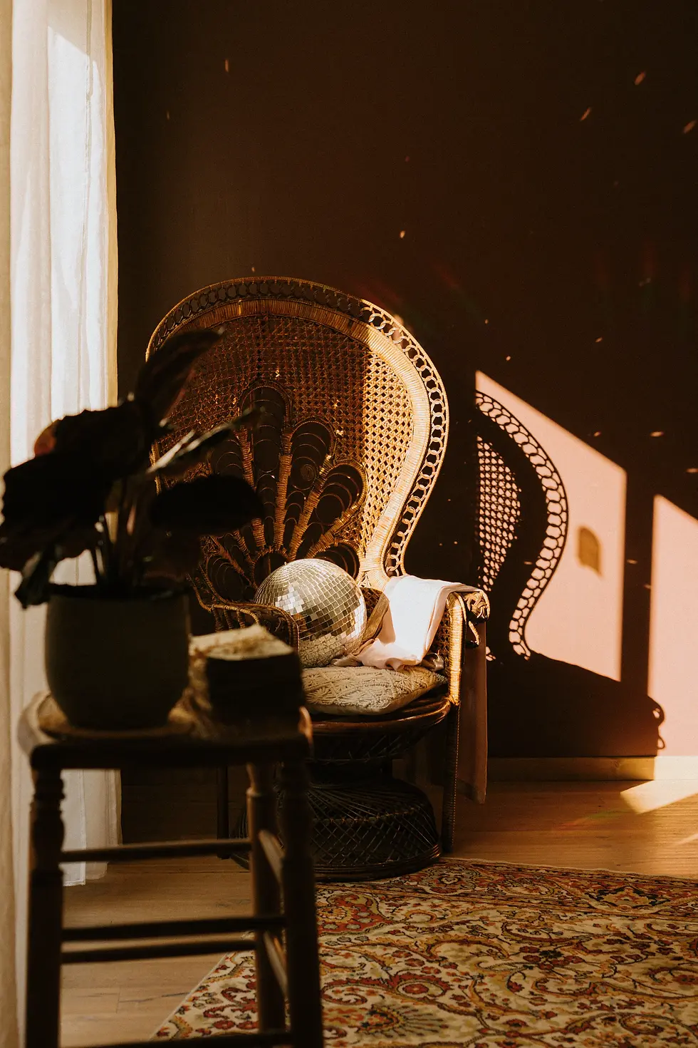 fauteuil emmanuelle vintage avec boule à facettes