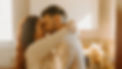 Couple étreignant tendrement dans une cuisine