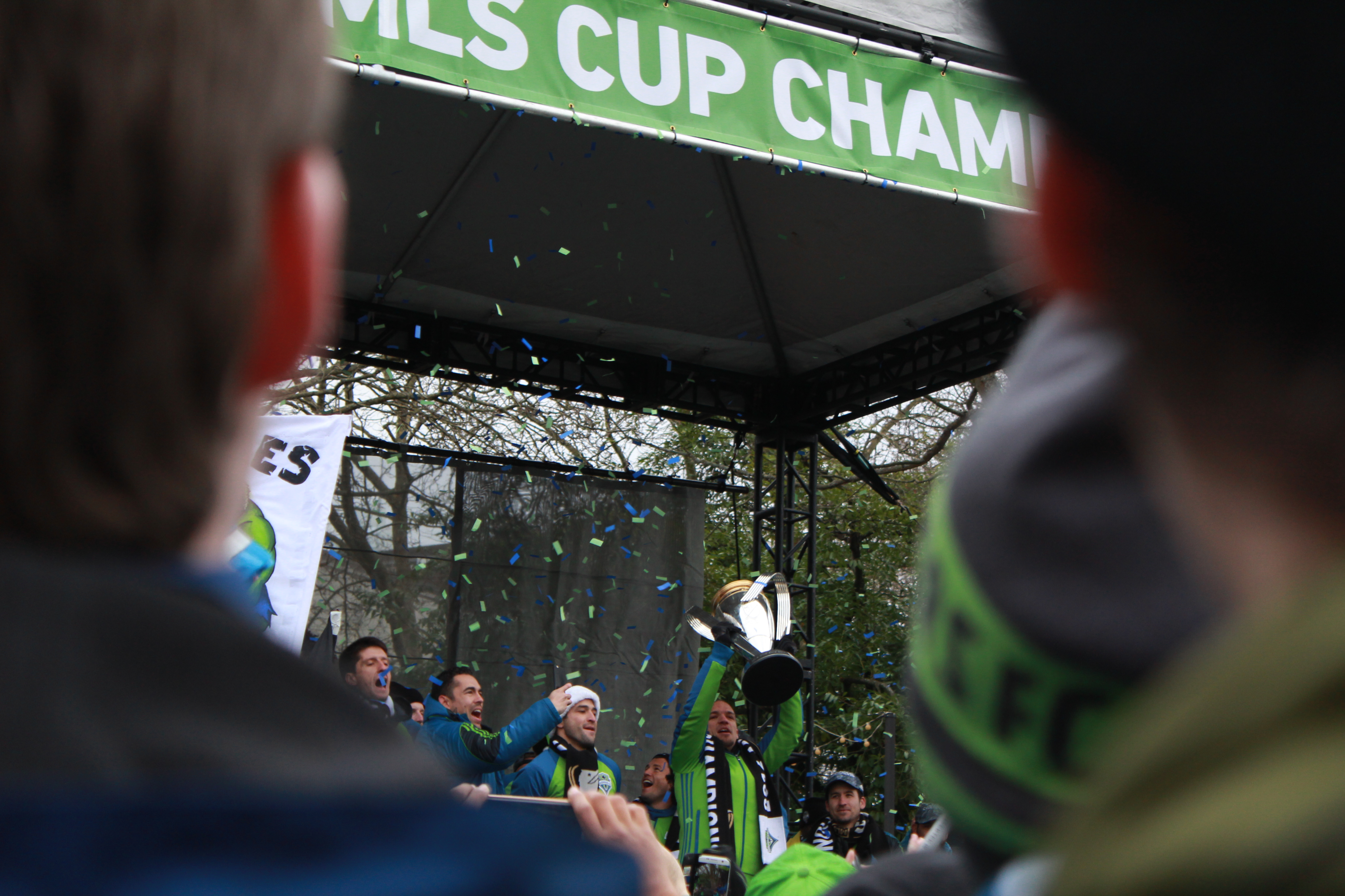 Ozzie Alonso raises the MLS Cup
