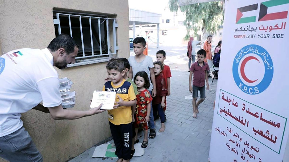 واصلت جمعية الهلال الأحمر الكويتي اليوم السبت حملة توزيع مساعداتها الإنسانية والإغاثية في قطاع غزة من المواد الغذائية ووجبات يومية ورغيف الخبز لدعم الأشقاء الفلسطينيين