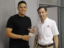 Giovanny Urshela de visita en Comfenalco