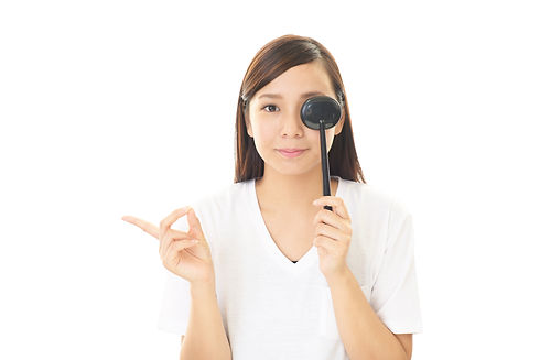 視力検査を受ける女性