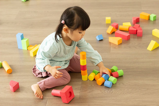 積み木で遊ぶ女の子