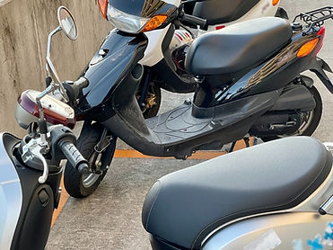 駐車場に止まっている原付バイク