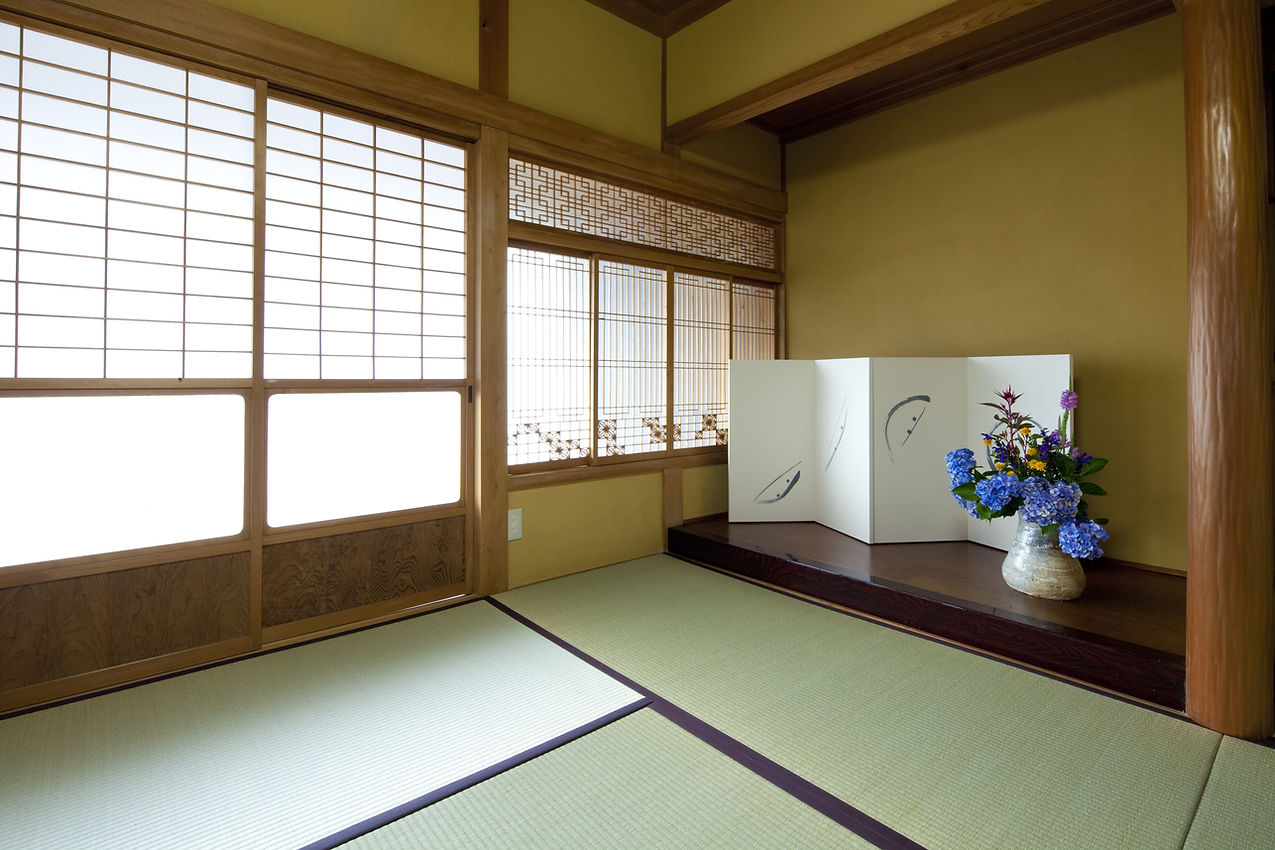 活けた花を飾っている床の間