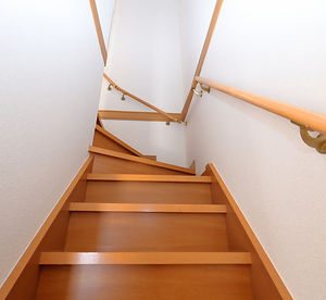 手すりを付けた階段