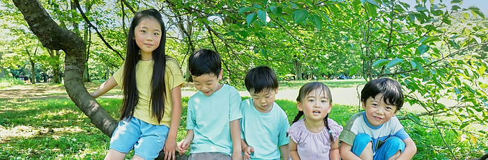 木登りをして遊ぶ子供たち
