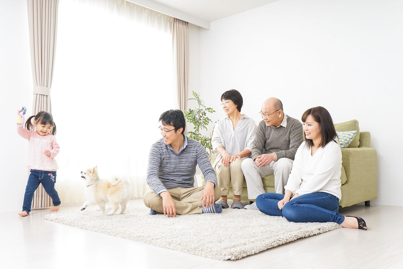子供の笑顔を見守る家族