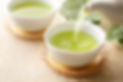 湯呑に急須で注ぐ緑茶