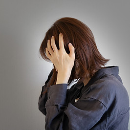落ち込む女性
