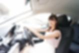 車を運転する女性