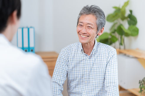 医者と話す高齢の患者