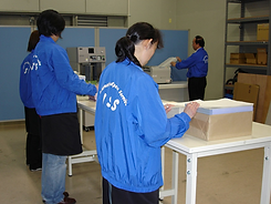 梱包発送業務を行っているスタッフ