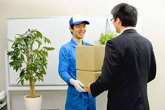 会社に定期配送するスタッフ