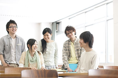 楽しそうに話をしている学生