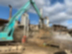 クレーンで建物を解体中