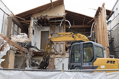 重機にて家屋を解体中