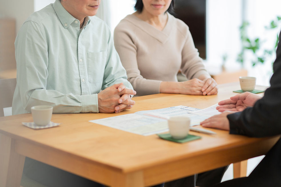 中年夫婦に説明する公認会計士